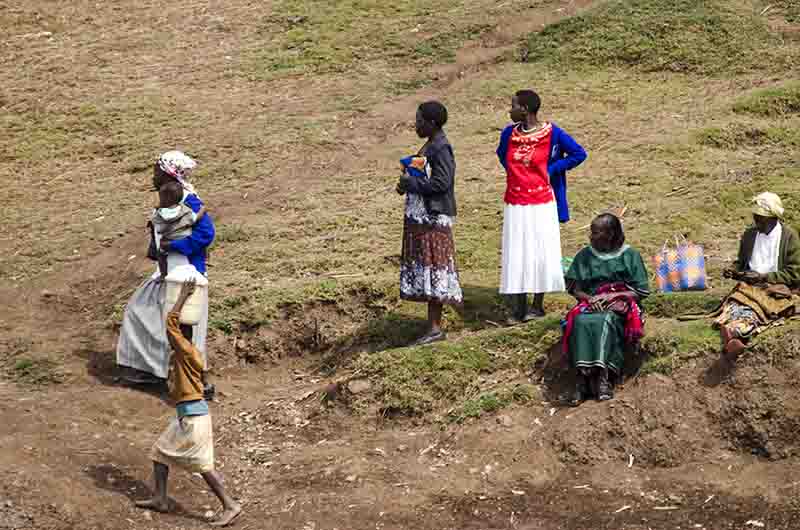 67 - Uganda - lago Bunyonyi - gente trabajando